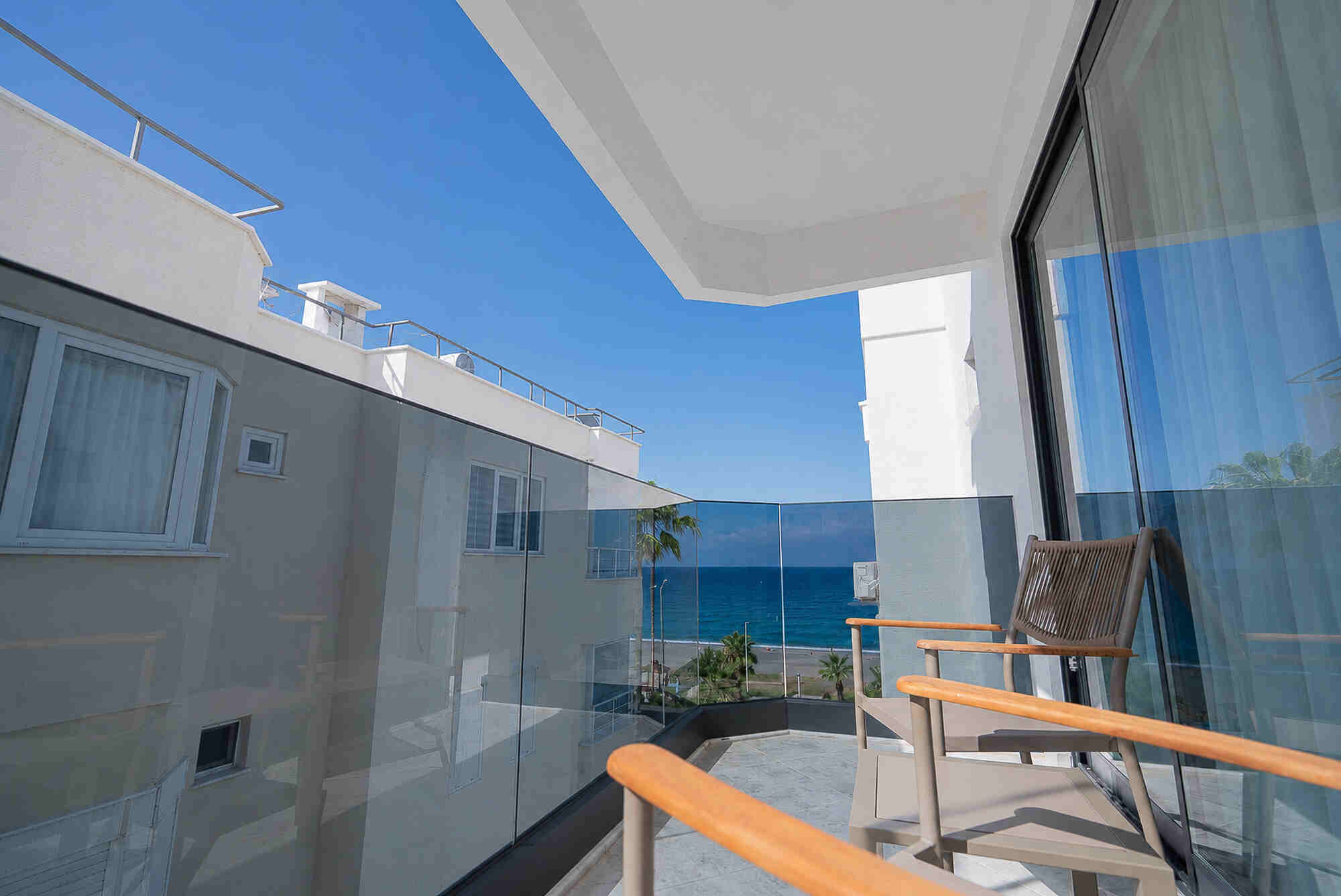 FAMILY SUPERIOR SIDE SEA VIEW